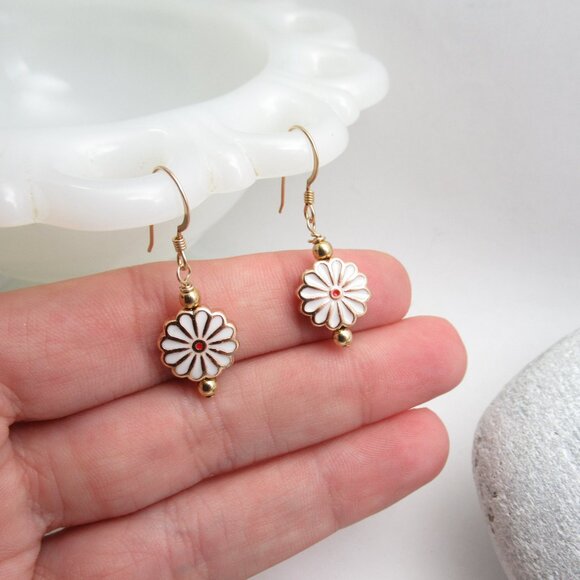 Enamel Daisy flower earrings - Picture 5 of 7